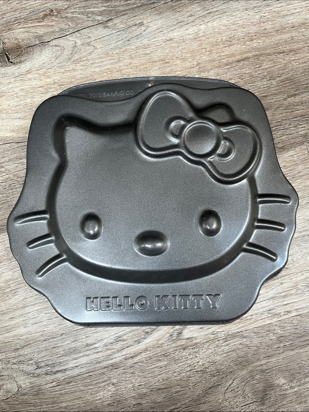 Sanrio Hello Kitty Gray Character Cake Mold - Picture 2 of 4